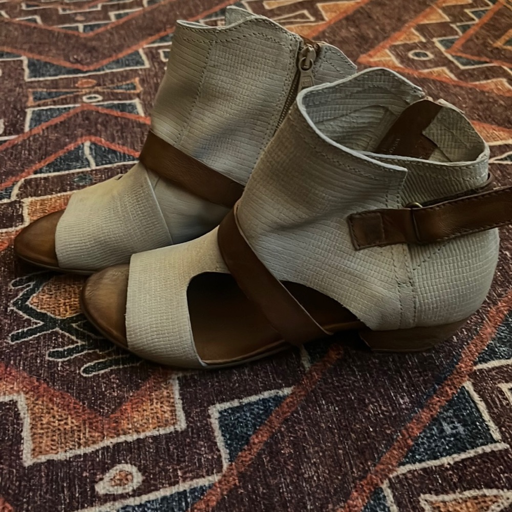 Miz Mooz White/Brown Cutout Sandal EU 39 US 8-8.5